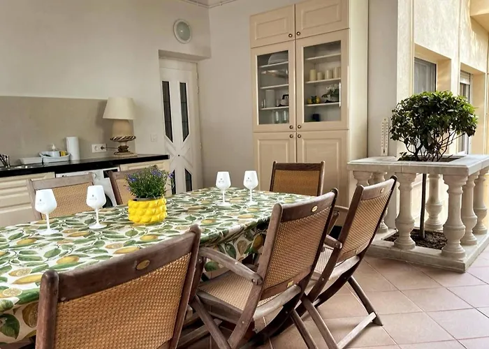 Mediterranean Sea Views 滨海略雷特